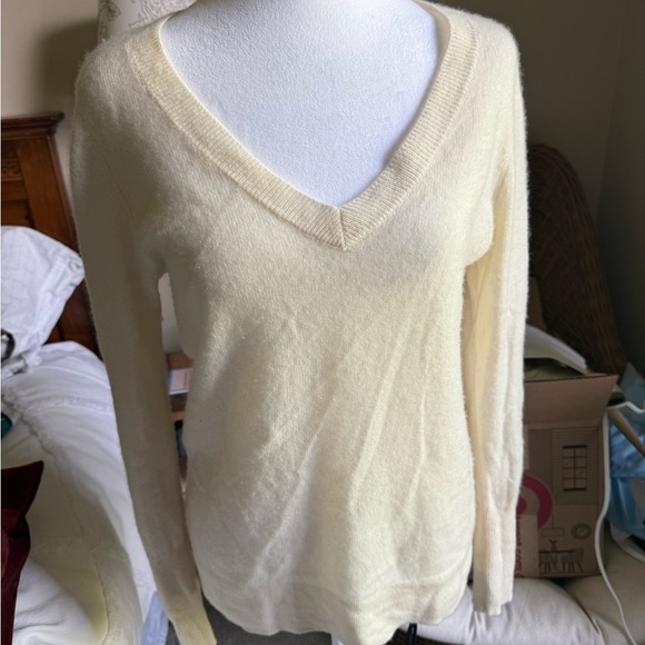 Halogen Cream V-Neck Cashmere Sweater Soft Knit Relaxed Fit - Picture 1 of 3